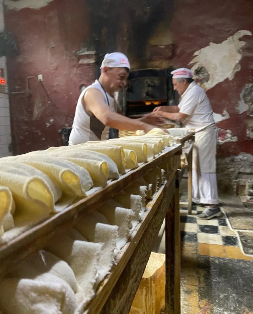 Panaderos trabajando en el horno